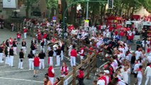 La banda del maestro Bravo ameniza la espera del encierro en la bajada al callejón