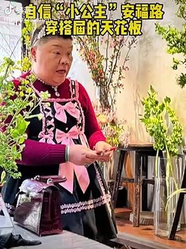 Người phụ nữ U70 vẫn thích diện váy đầm, tự tin khắp mọi con phố