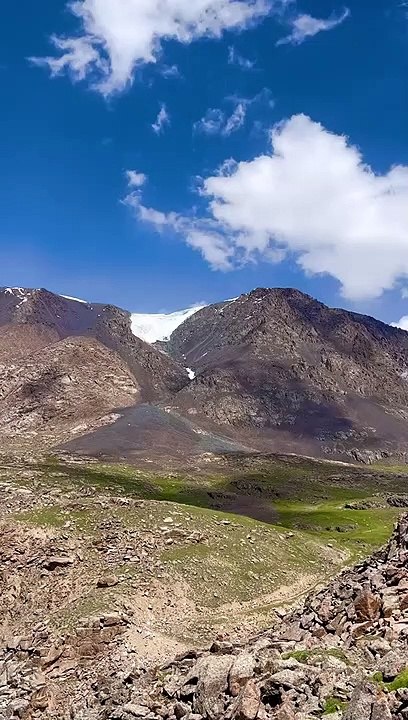 Des touristes filment la chute d'un glacier sans se rendre compte qu'il arrive droit sur eux (Kirghizistan)