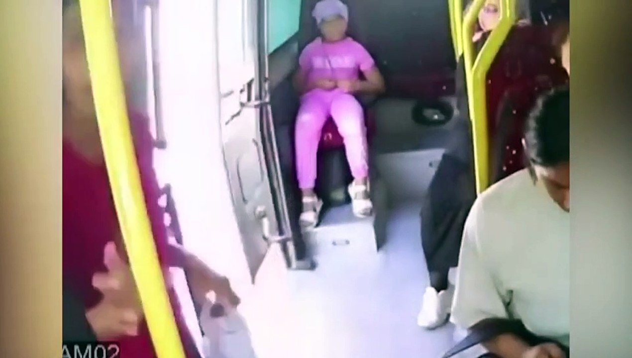 Minibüsün açık kapısından düşerek hayatını kaybetti