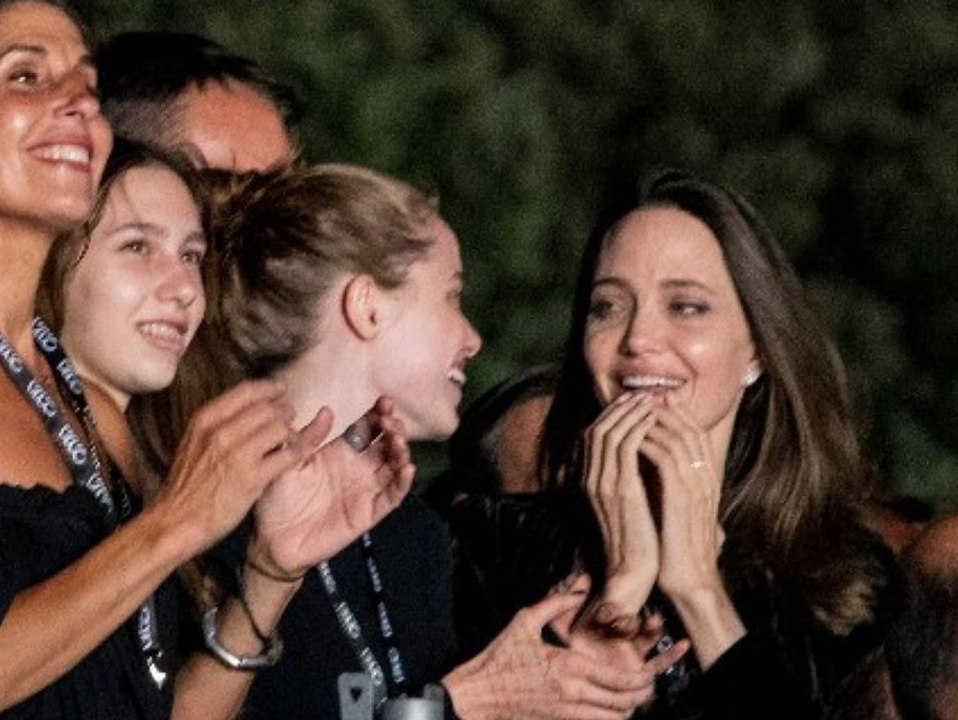 Angelina Jolie und Tochter Shiloh glücklich bei Måneskin-Konzert