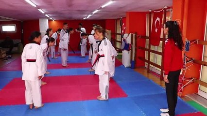 Baba kız antrenörler, şampiyon tekvandocular yetiştiriyor