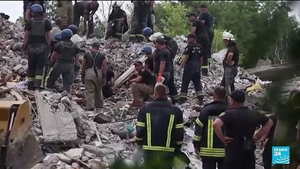 Guerre en Ukraine : dans le Donbass, le bombardement d'un immeuble fait au moins 15 morts