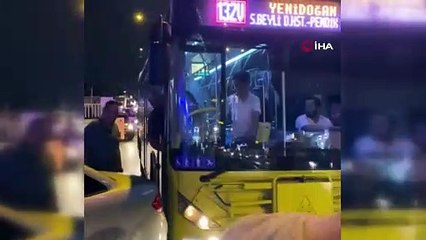 İETT otobüsünün geçişini engelleyen otomobili vatandaşlar böyle ittirdi