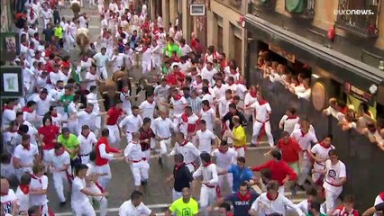 فيديو | الثيران تنطح 3 أشخاص خلال ركضها بين الحشود في إسبانيا