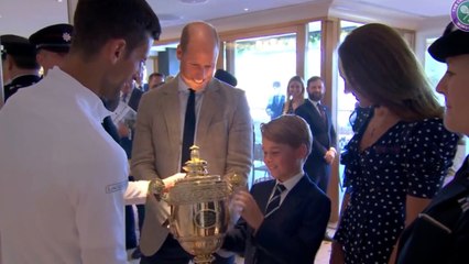 GALA VIDEO - “Ne le fais pas tomber !” Le prince George adorable avec le trophée de Novak Djokovic à Wimbledon (1)