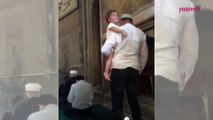 Namaz kılan babasının kucağından inmedi!