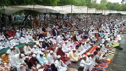 गले मिल ईद की मुबारकबाद दी