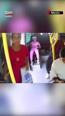 Kapısı Açık Minibüsten Düştü! Şoförün İhmali Ölüm Getirdi - TGRT Haber