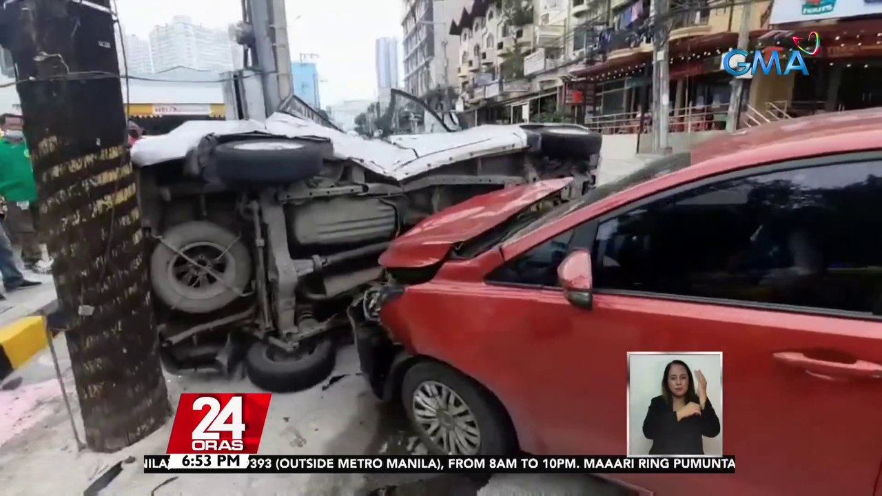 MPV, tumagilid matapos salpukin ng isa pang MPV na mabilis daw ang takbo; traffic light, hindi pa raw gumagana | 24 Oras