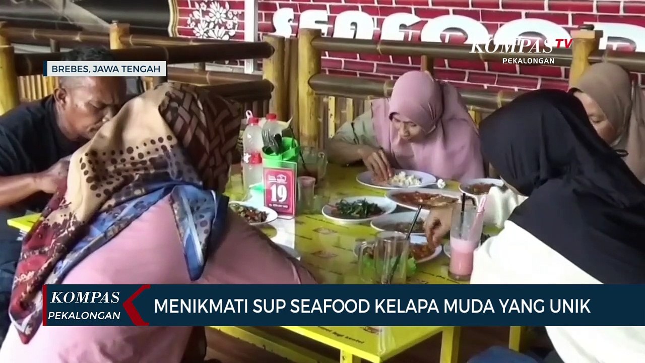 Menikmati Sup Seafood Kelapa Muda yang Unik