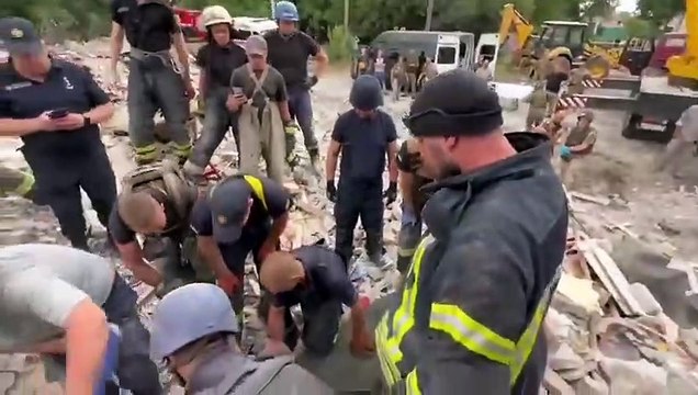Vídeo. Autoridades ucranianas resgatam homem dos escombros em Chasiv Yar