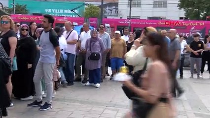 (Havadan görüntüyle) EMİNÖNÜ'NDE VAPUR SIRASI YOĞUNLUĞU