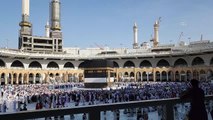 Hacılar bayramın üçüncü gününde Kabe'yi tavaflarına devam etti