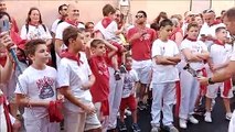 Los niños cantan a San Fermín y corren el encierro txiki