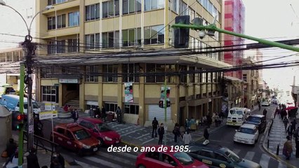 Cartas de amor e burocracia dão sobrevida aos datilógrafos de rua na Bolívia