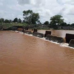 एनिकट पर लापरवाही की मौज मस्ती, हादसे का इंतजार