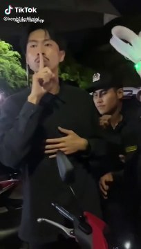 Đen Vâu thoát khỏi vòng vây vệ sĩ để cảm ơn fan