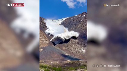 Kırgızistan'da bir turist üzerine gelen çığı görüntüledi
