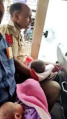 Video Ahmedabad: जल मग्न वेजलपुर में पुलिस ने अपने वाहन में मां-बच्चों को पहुंचाया घर