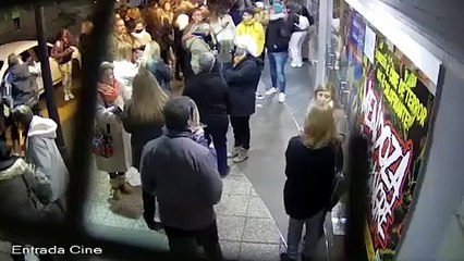Un auto chocó contra la fachada de un teatro en Mendoza y dejó múltiples heridos, tres de gravedad
