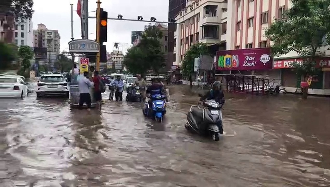 Ahmedabad : मनपा के कर्मचारी एवं अधिकारियों ने की कड़ी मशक्कत