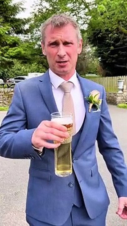 Ils prennent une vidéo pour leur premier verre d'alcool puis une vidéo de leur dernier verre lors d'un mariage