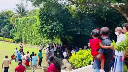 Sri Lanka, la folla in rivolta occupa il palazzo presidenziale