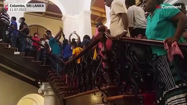 Crowds gather in Sri Lankan presidential palace