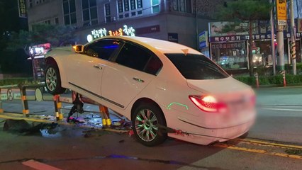 익산에서 만취 남성 중앙분리대 들이받아...통행 차질 / YTN