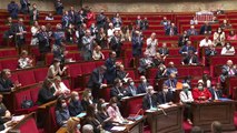 Parlamento francês rejeita moção de censura contra primeira-ministra