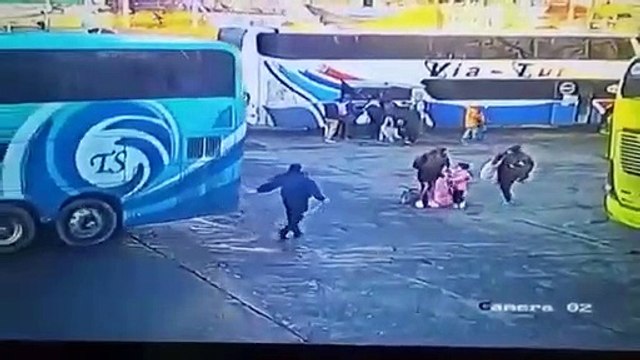 Video muestra cómo una Madre e hija se salvaron de milagro tras ser impactadas por bus en terminal
