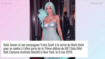 Kylie Jenner dévoile ses courbes dans une robe moulée en vinyle pour un rendez-vous romantique