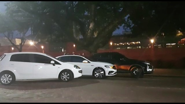Colisão envolvendo três carros no Centro deixa veículos danificados