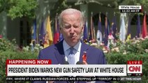 Regardez Joe Biden interrompu en plein discours par le père d'un enfant tué à dans la fusillade de Parkland en 2018 - Le Président lui demande de s'assoir et d'écouter !