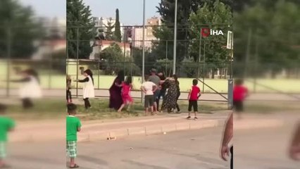 Son dakika haberi: Kadınlar çocukların önünde böyle kavga etti