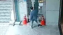 [단독] 승강기 점검 나온 현직 구의원이 발길질로 '쾅'...경찰에 고발