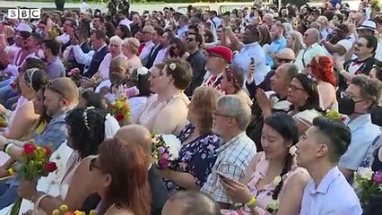 Hundreds tie the knot at symbolic wedding ceremony in New York