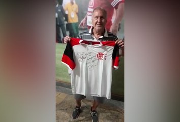 Video herunterladen: Ex-craque do Flamengo, Zico doa camisa autografada para Museu do Futebol de Cajazeiras