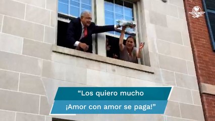 Sorprende Obrador a agentes del Servicio Secreto, sale a la ventana para saludar a migrantes