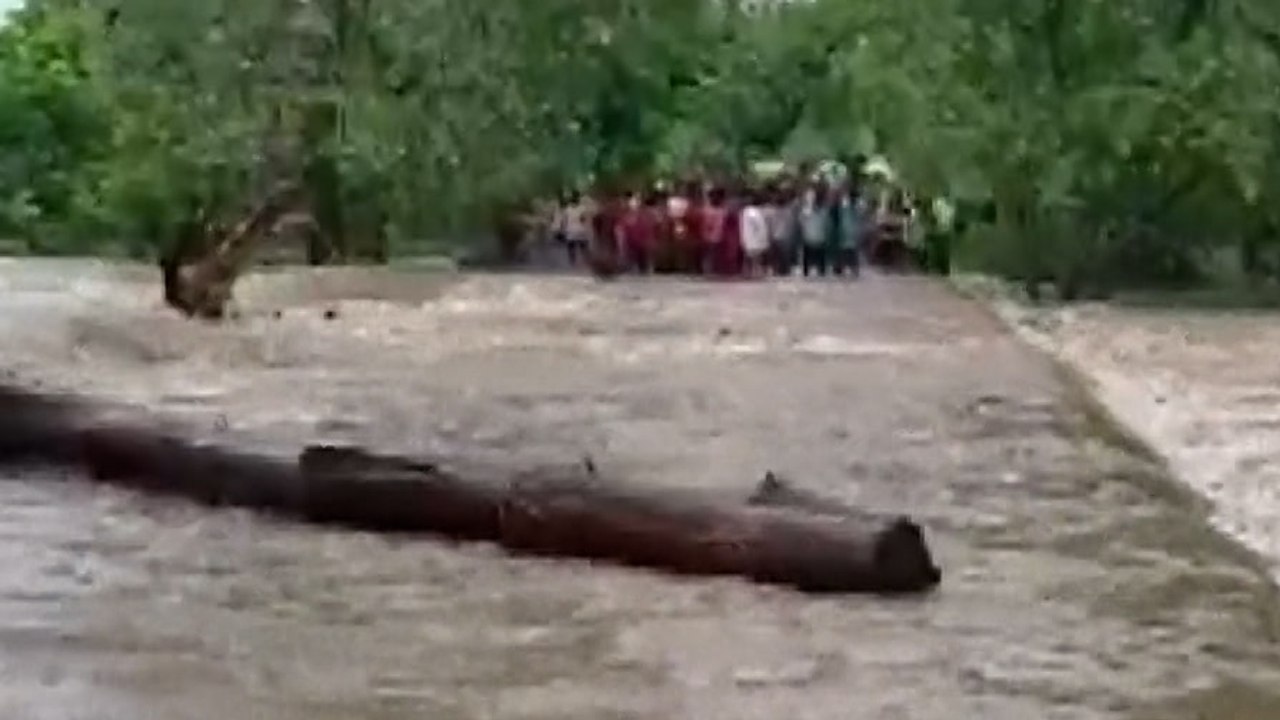गुजरात में नवसारी नदी खतरे के निशान से पार, रिहायशी इलाके में घुसा पानी  | Gujarat Rains