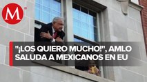 AMLO sale a ventana de hotel en EU para agradecer a migrantes; 