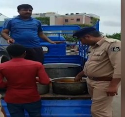 Ahmedabad: વરસાદે ઘર વખરી છીનવાતા જમવા માટે ફાંફા, પોલીસકર્મીઓ આવ્યા આવા લોકોની વ્હારે