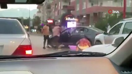 Bıçakla 2 kişiyi kovaladı, yetmedi otomobilin lastiklerini bıçakladı