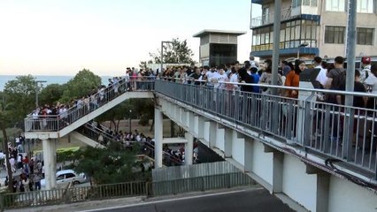 AVCILAR'DA SAHİLE EN YAKIN METROBÜS DURAĞINDA KALABALIK