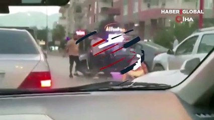 Trafikte "bıçaklı" terör: Tartıştığı kişileri kovaladı, arabalarının lastiklerini keserek parçaladı
