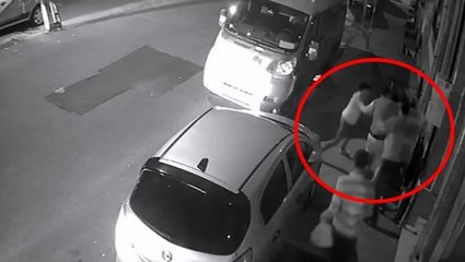 Esenyurt'ta 'yan baktın' kavgası! 6 kişi, yoldan geçen gence saldırdı
