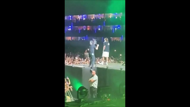 Un caméraman fait une énorme chute lors du concert d'Orelsan