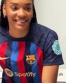 Salma Paralluelo ya posa con la camiseta del FC Barcelona / FCB