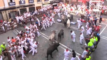 Un herido por asta de toro y cinco por contusiones en el sexto encierro
